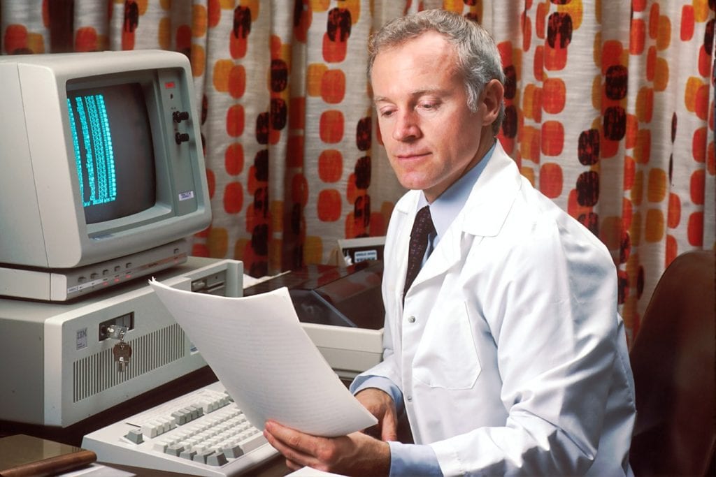 Um médico em um computador
