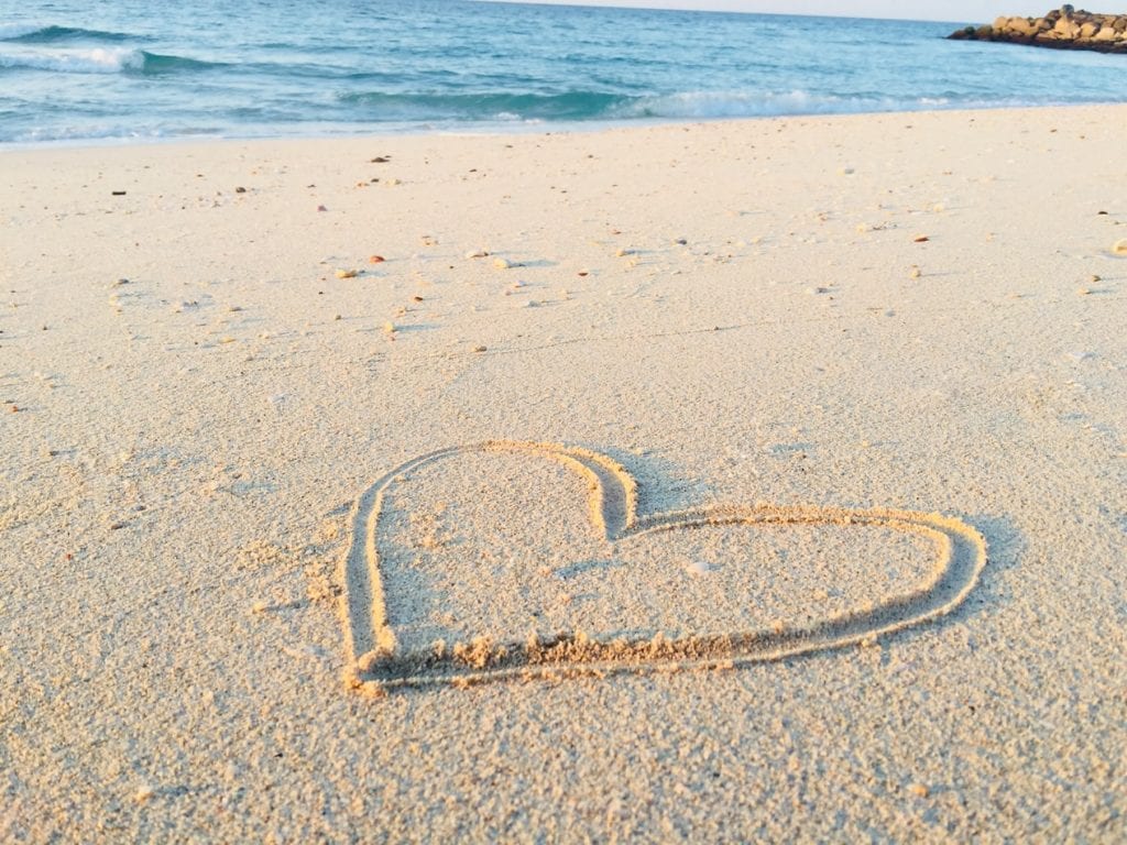 Coração desenhada na areia